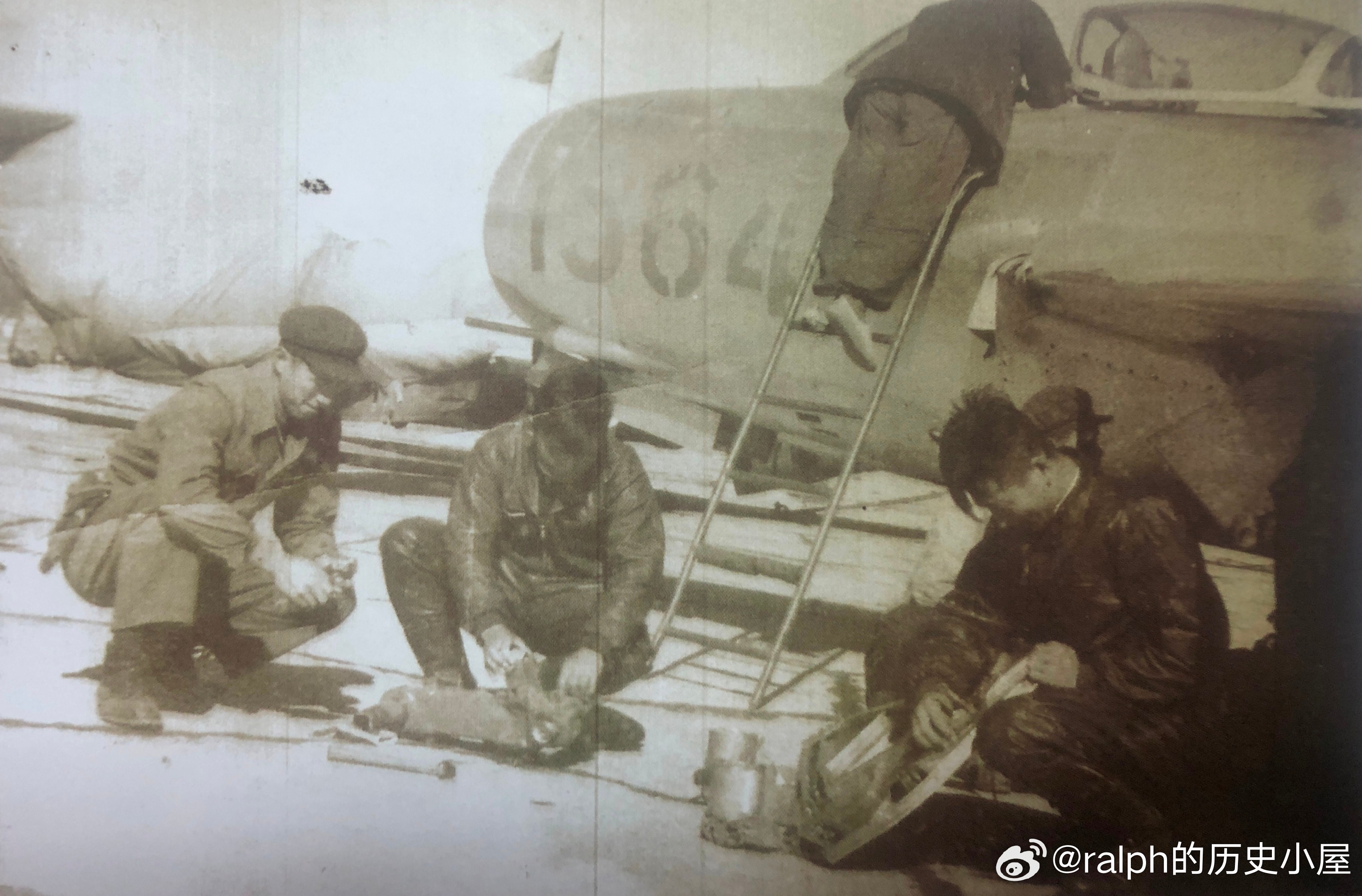 志愿军战机出动前的准备，佩戴手枪的是中队机械长张处弘（1931.6-）。张处弘日