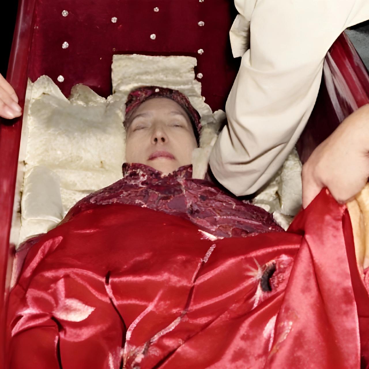 1977年，杜月笙的姨太太孟小冬，安详去世，在入殓仪式上，一张罕见的留影，照片中