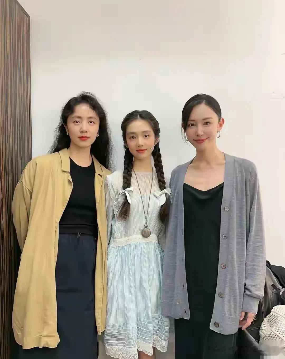 多多扎麻花辫和妈妈长得一模一样，孙莉基因真的太强大了，生了一个小小的他。

多多
