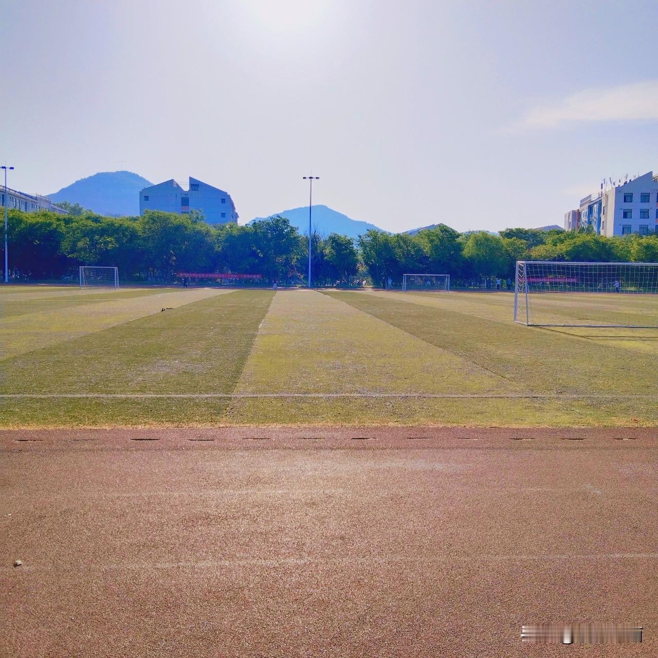 忆旧事伊人，无奈沮丧，看眼前人恨怜愤懑满胸。
本来打算休跑，今一大早上了情绪，这