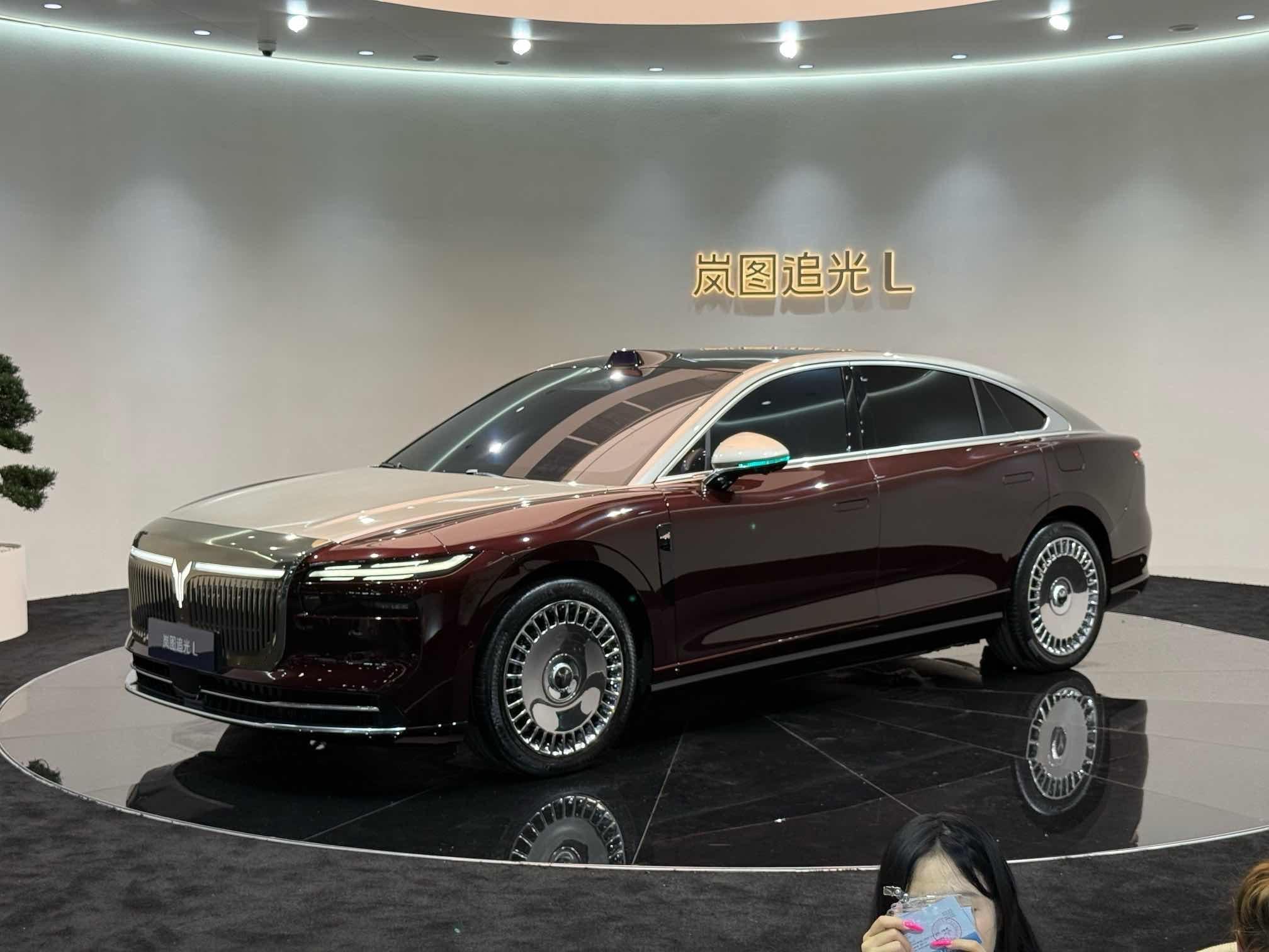 2025成都车展探馆直播进行中！新车热门车抢先看！现在看——岚图追光L新车定位旗