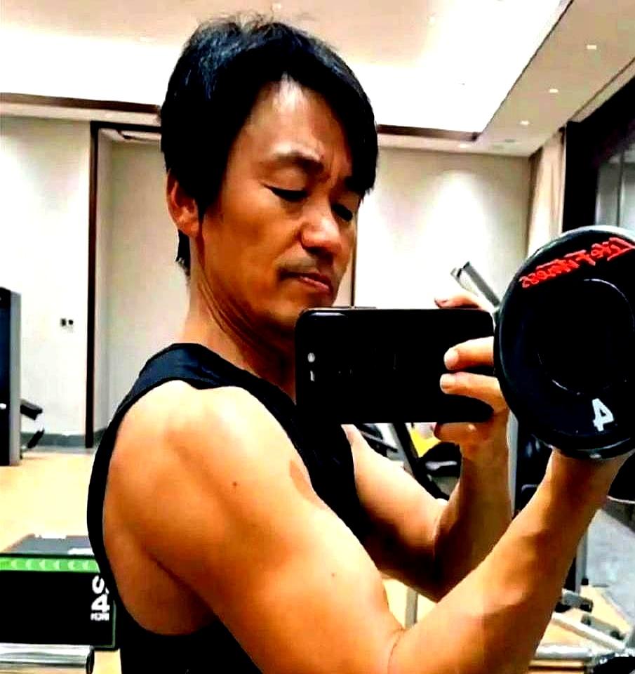 王宝强把陈思诚递的空白片酬合同直接推了，转头砸上全部身家拍新片。
陈思诚前前后