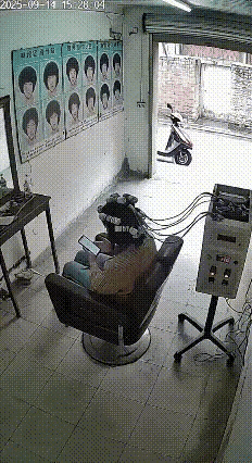 一位女士在理发店做烫发时，全程悠闲玩着手机，本以为只是一次普通的变美体验。谁料身