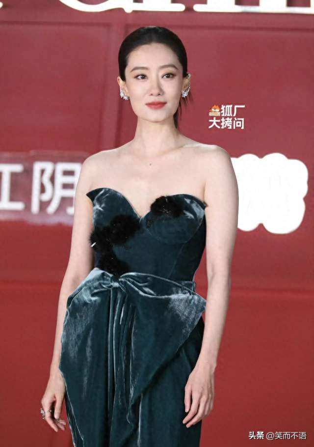 凭啥一次临时救场，就能把张小斐捧成圈内少见的明白人？