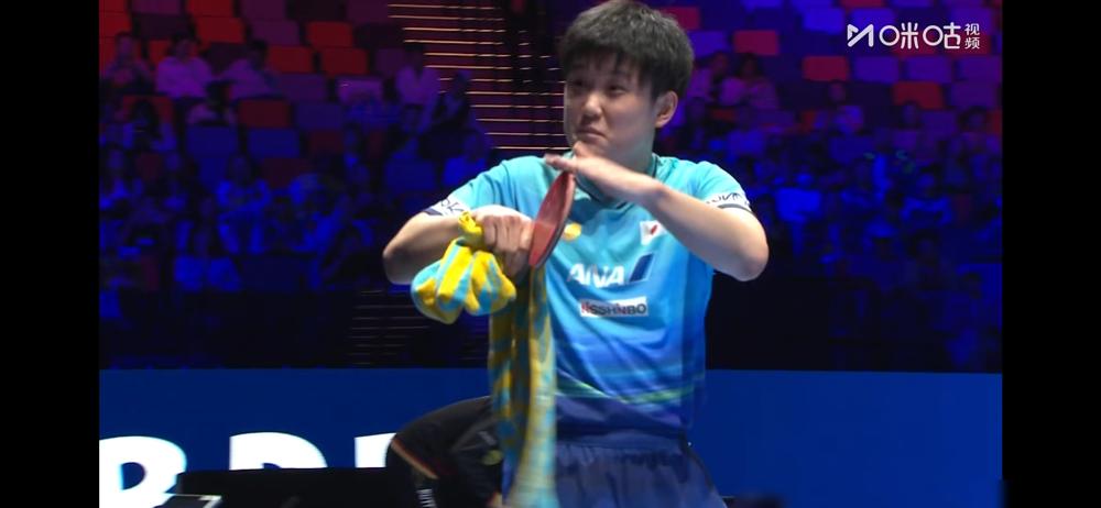 昨天澳门世界杯男单16强，张本智和对上邱党。
俩人去年交手两次，邱党全赢。这次