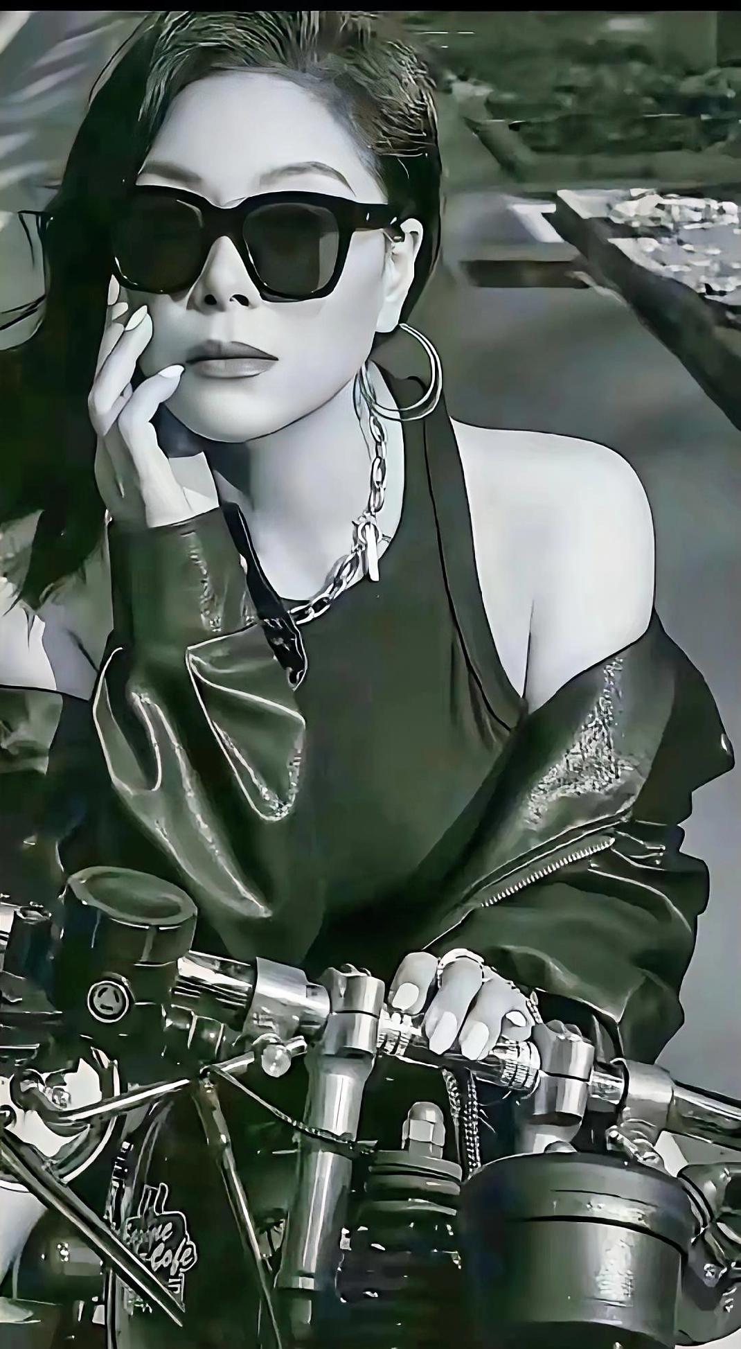 张雪夺冠首报恩人，这场双向奔赴比金牌更戳心
 
张雪夺冠后第一个视频发给谁？不是