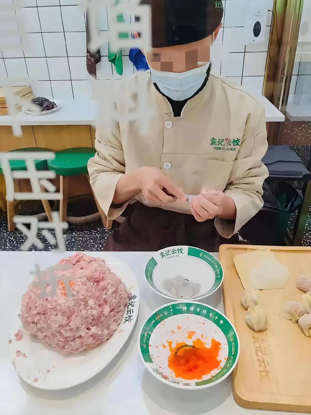 袁记的一天忙碌，是否只是一场精心编排的演出？

袁记水饺以其现包现做的独特魅力，