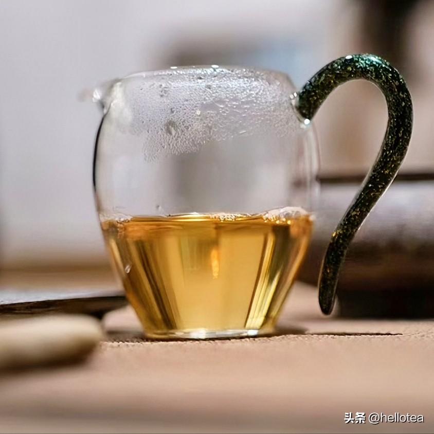 《茶道天成·青玉案》
人生若叶浮沉间，沸水注，青瓷寒。一盏清光映世缘。半痕余韵，