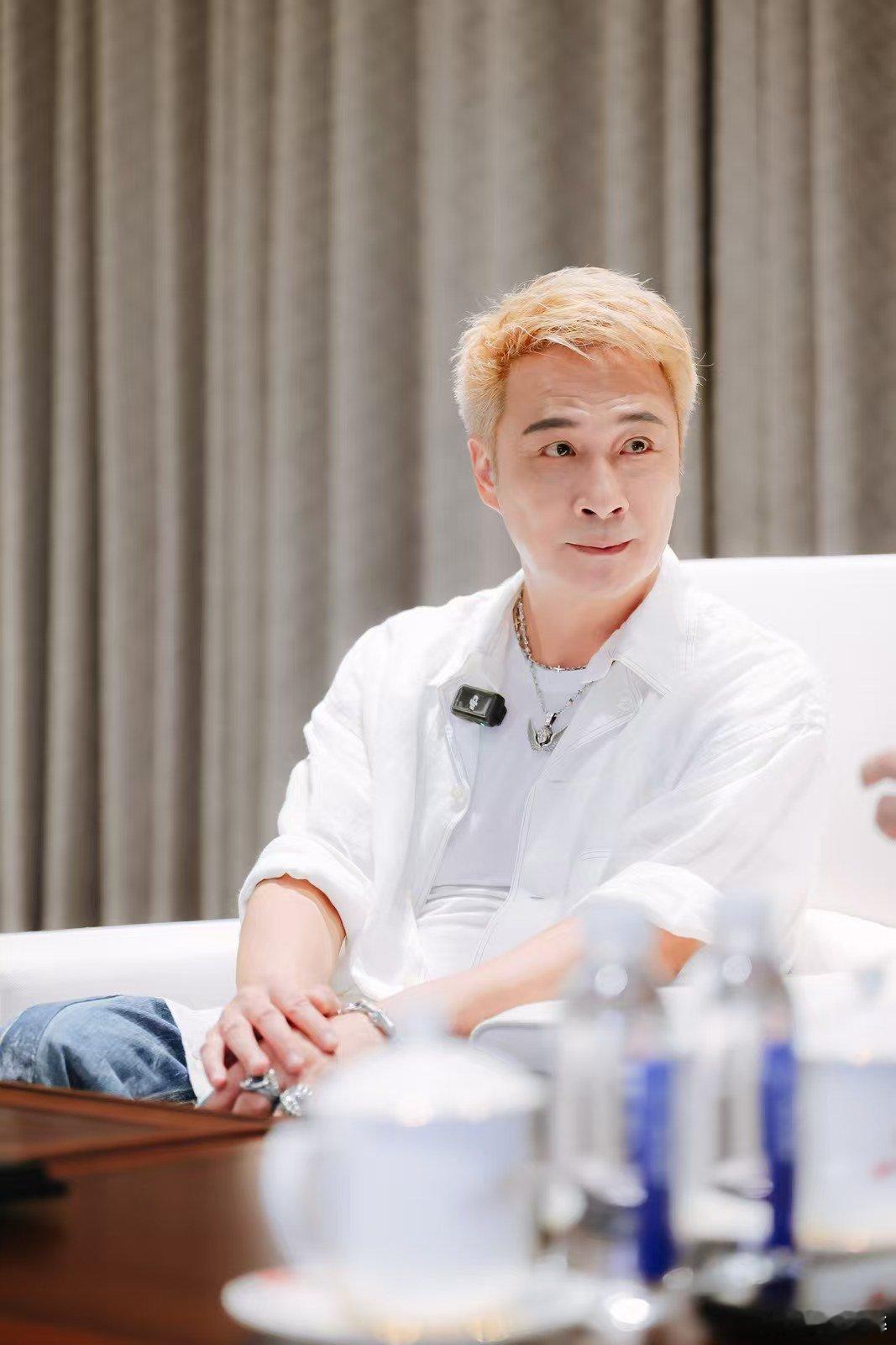 六旬老人吴镇宇是男模再就业吧63岁吴镇宇型男新造型现身广州63岁的吴镇宇惊艳亮相