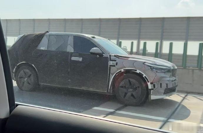 乐道L80的路试谍照。乐道L90预计第三季度上市。 ​​​