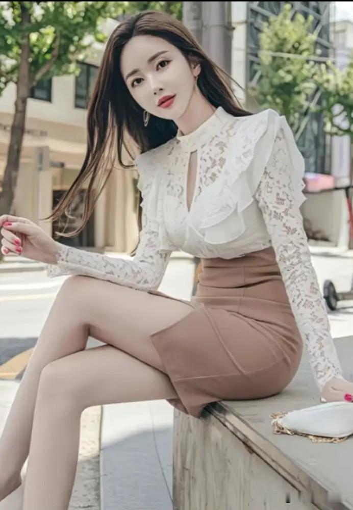 点绛唇·街景佳人
 
晴日街光，玉人闲倚雕栏坐。
素衫轻裹，蕾丝裁云朵。
粉颊含