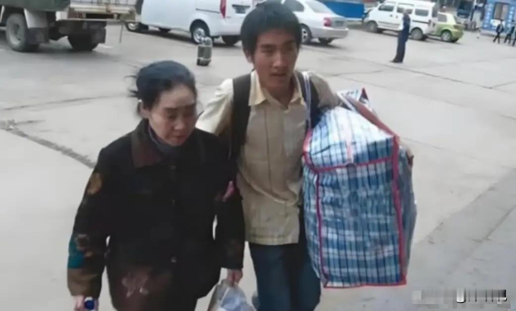 刘秀祥：苦难中绽放的善良之光 2008年，山东一位大一新生背着患有精神病的母亲，