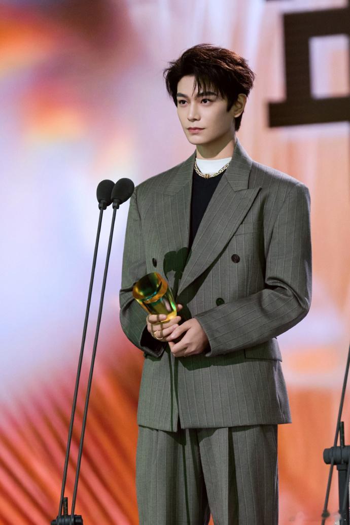 丁禹兮围巾吊牌没拆哈哈哈这个懵懵小丁太可爱了啦！这种事情下次记得提醒我来帮你，你