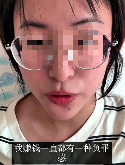 4.5w粉女博主感叹：钱太好赚了！一个4.5万粉的女博主在视频里说了一句话，评论
