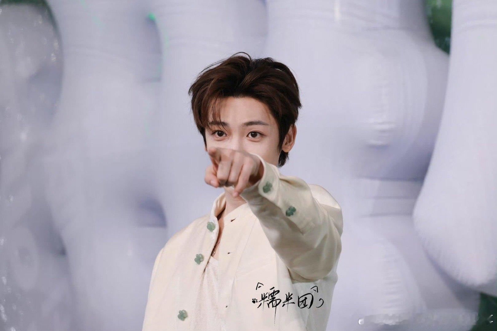 拒绝侯明昊击掌第一人 侯明昊，击掌界的“孤勇者”！在全世界都在唱生日歌的温馨氛围