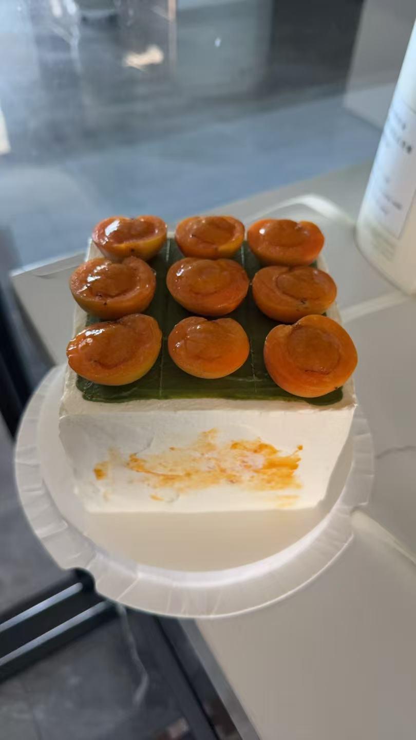 今天儿子生日，虽然已经而立之年了，但在父母的眼里永远都是长不大的孩子，所以必须再