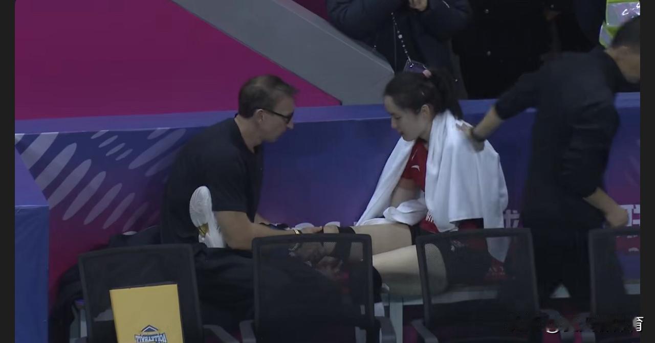 上海女排拿个联赛冠军怎么这么难[流泪][流泪]主力二传许晓婷又受伤了，跟北京女排