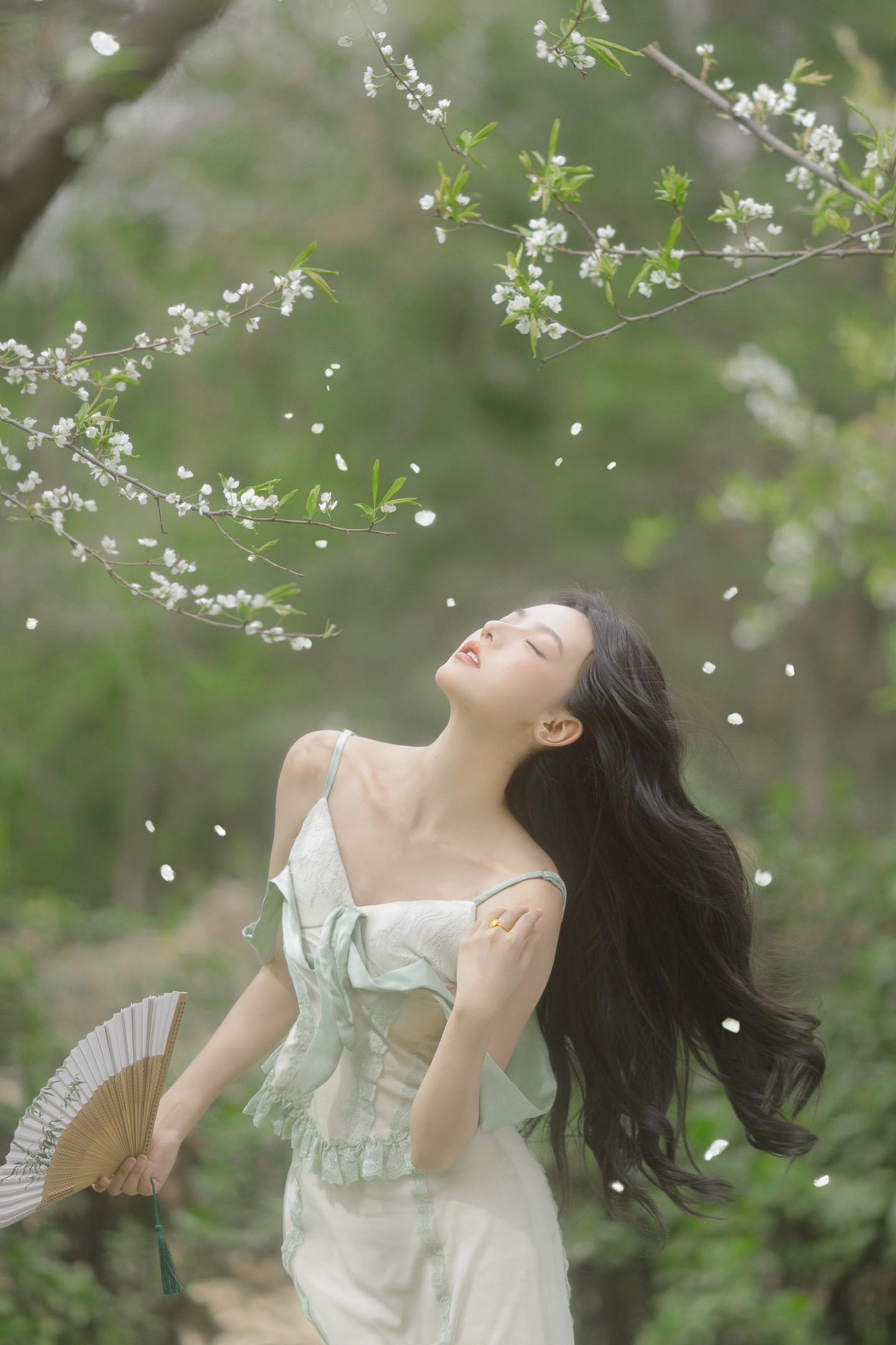 一束梨花落晚风。