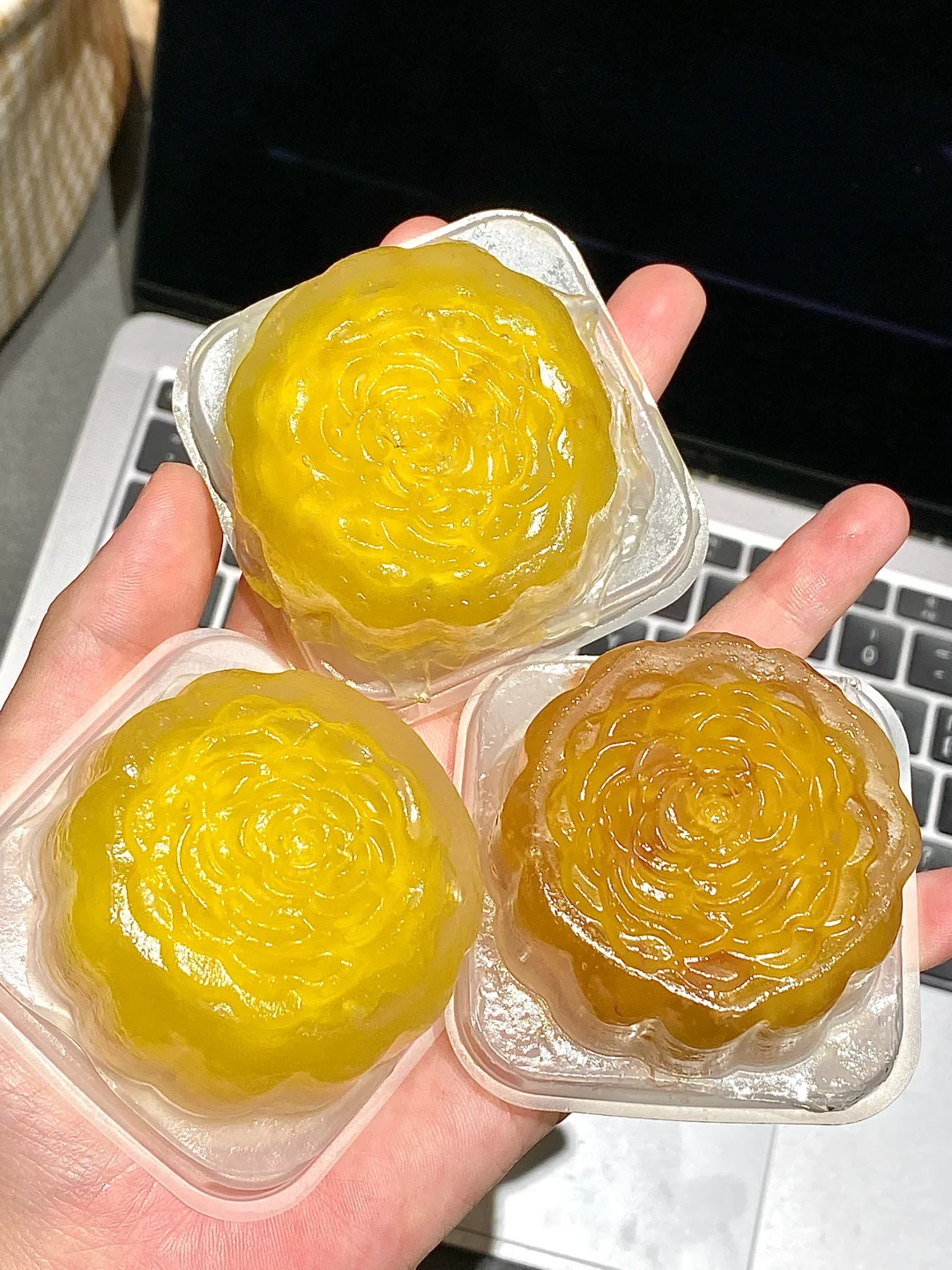 一口爆浆！这个榴莲月饼真的有点东西！！