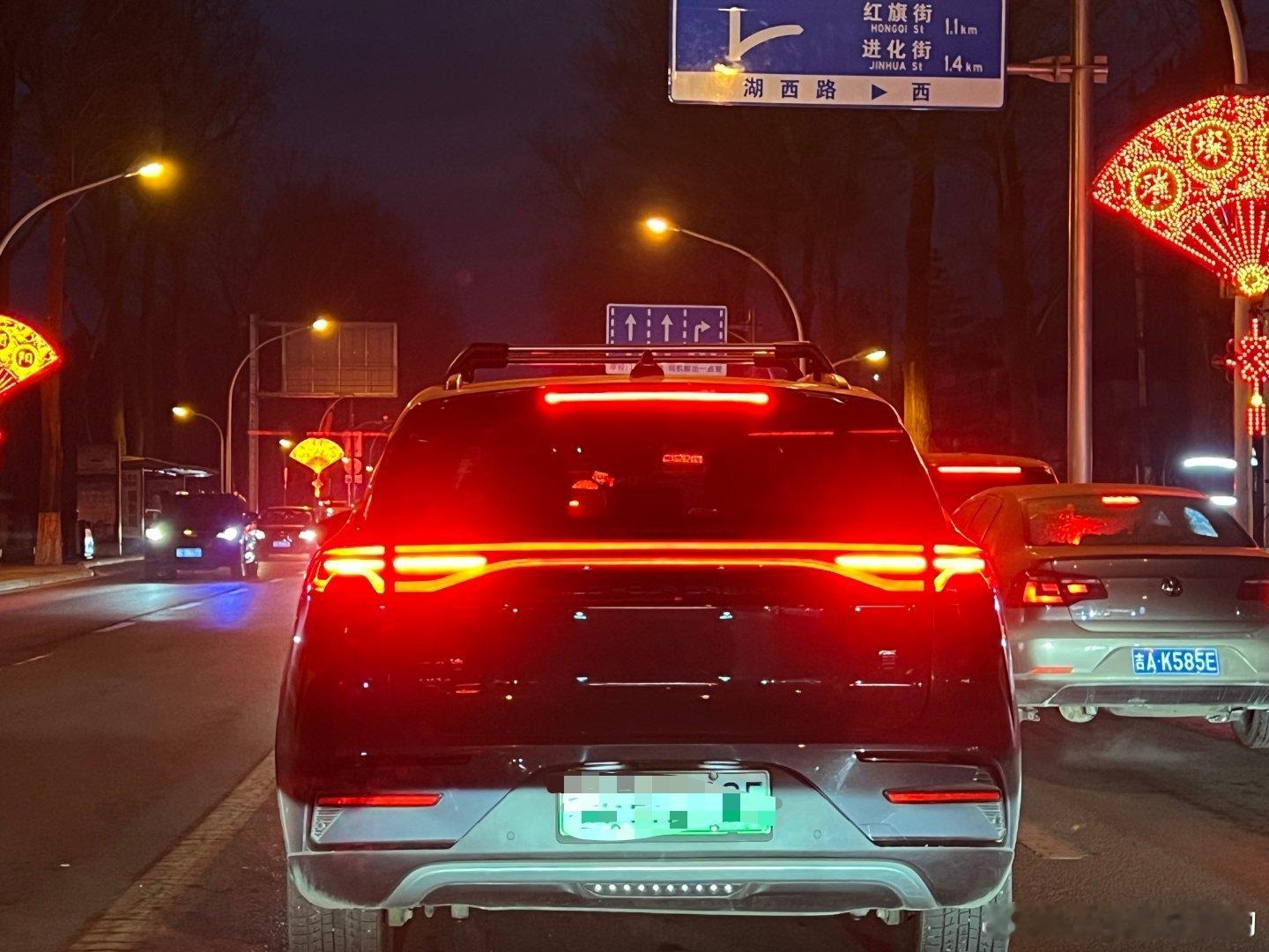 比亚迪唐 这个尾灯看一次就想说一次A/B灯均匀性太太太一言难尽了 