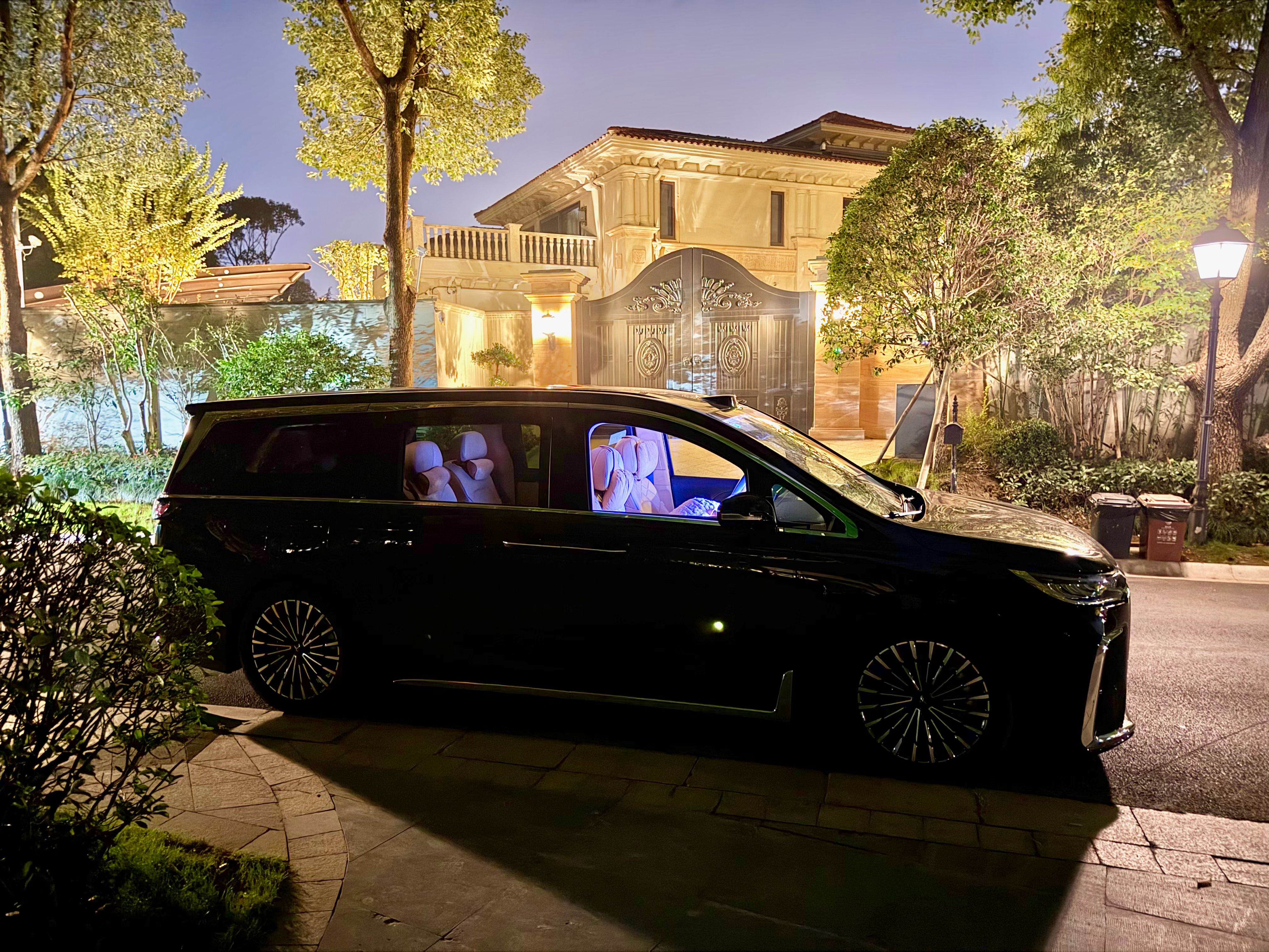 岚图梦想家，晚上好有点忙[允悲]长视频都没有时间做了。摩纳哥的视频估计又得拖一年