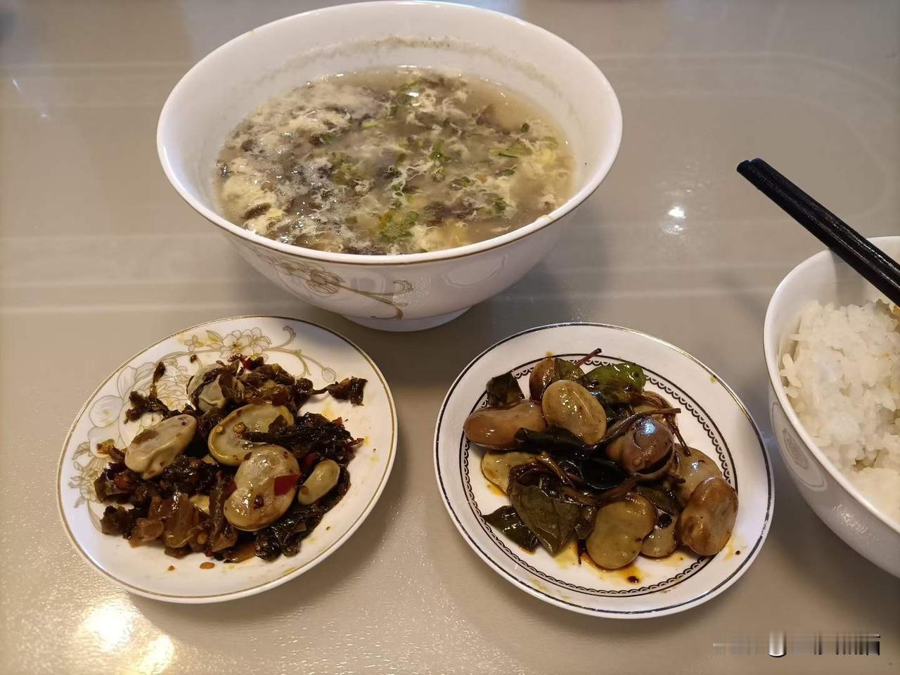 泡菜烩胡豆，这是一种地道的民间家常菜，灵魂，主要来自于自家泡菜、干花椒、干辣椒。