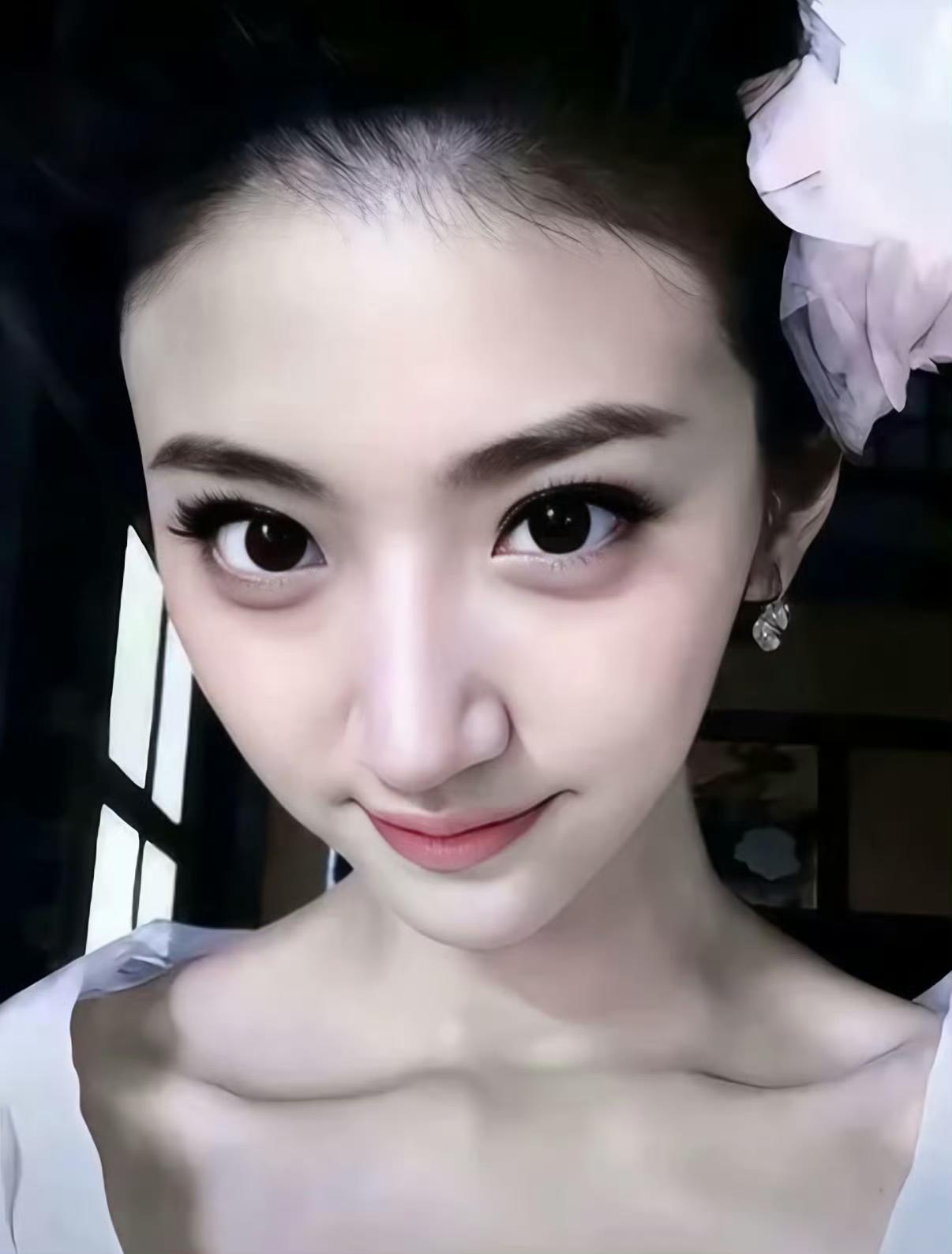 我算是明白景甜为什么招人喜欢了
除了长的实在美
她的内心还很强大很纯真

想想她