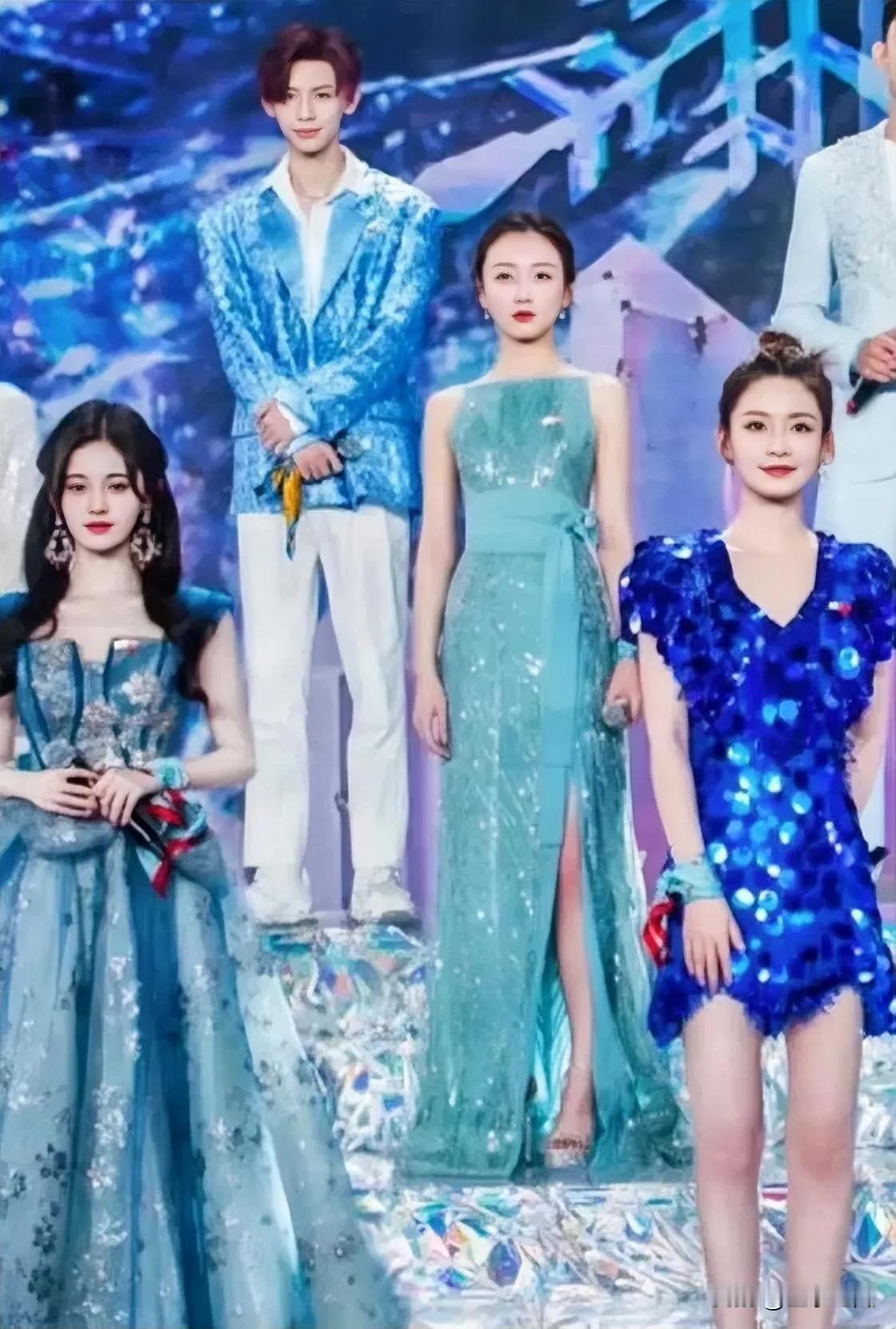 女星站台谁漂亮？右边李沁似兰花，高雅和美丽。左边鞠婧祎似连花出淤泥而不染，中间周