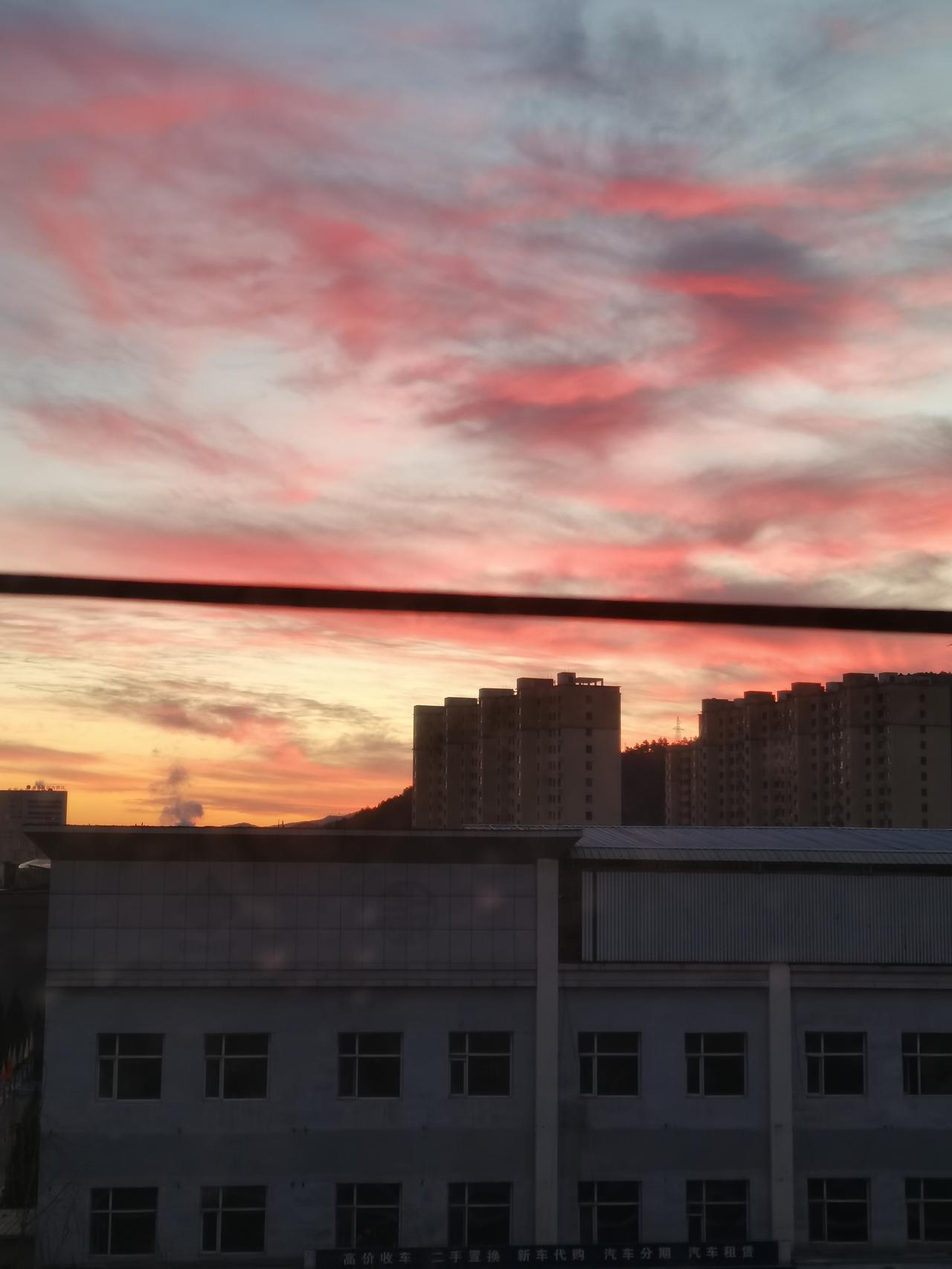 六点多爬起来拍的这张照片，就在我家窗台边拍的。

太阳还没完全升上来，天边却先被