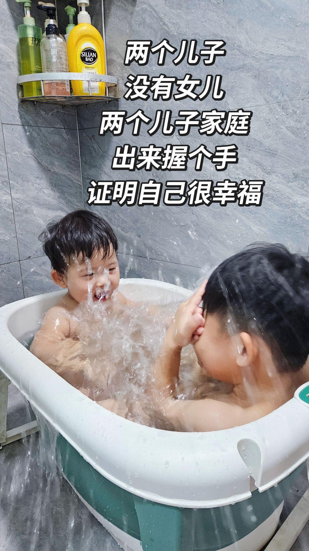 两个儿子 没有女儿 两个儿子家庭 出来握个手 证明自己很幸福