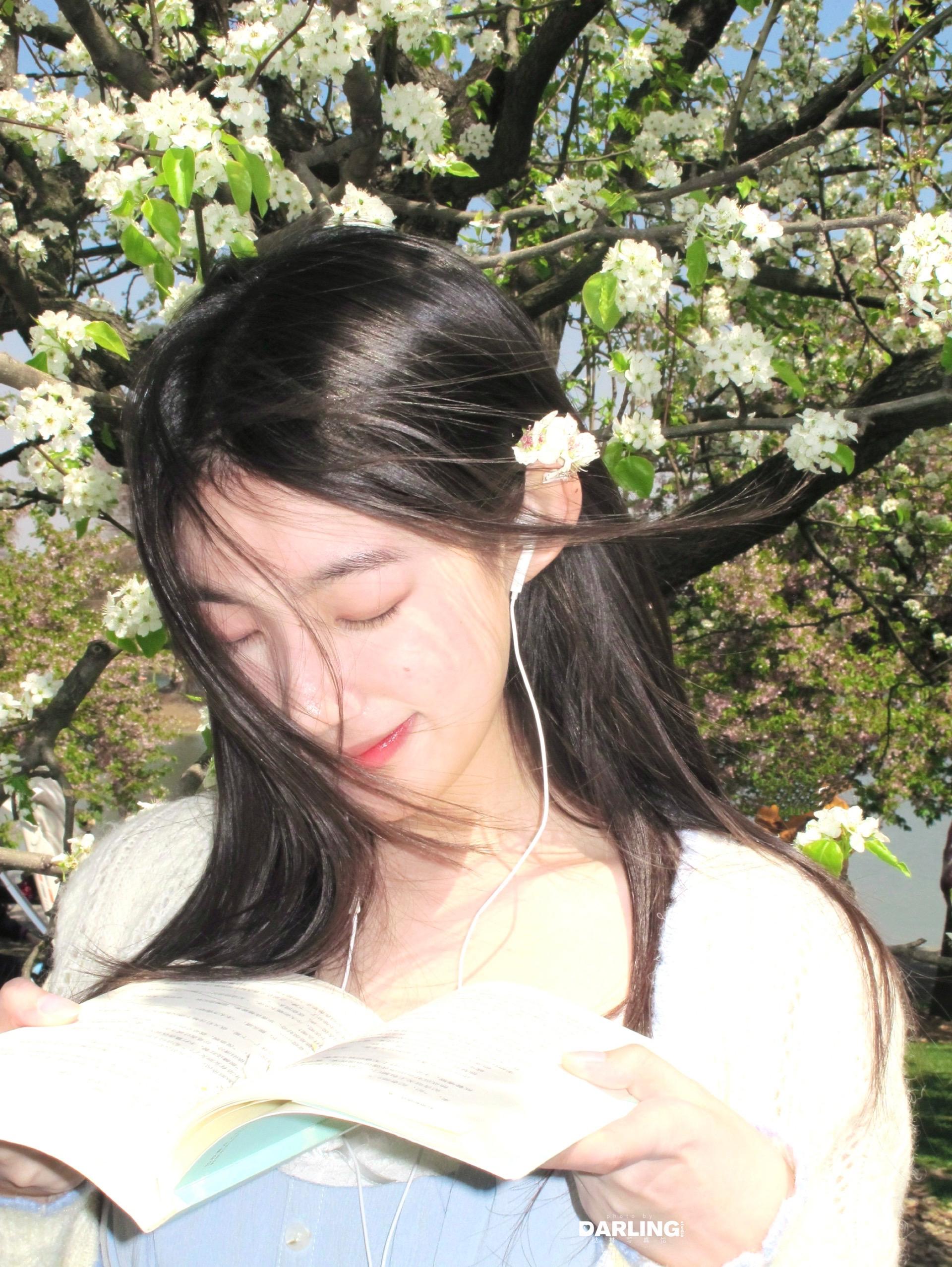 赶一个晚场花树下的盛会🍃。女孩子们就该在春天散发魅力呀～ 春天的温柔已长满枝头