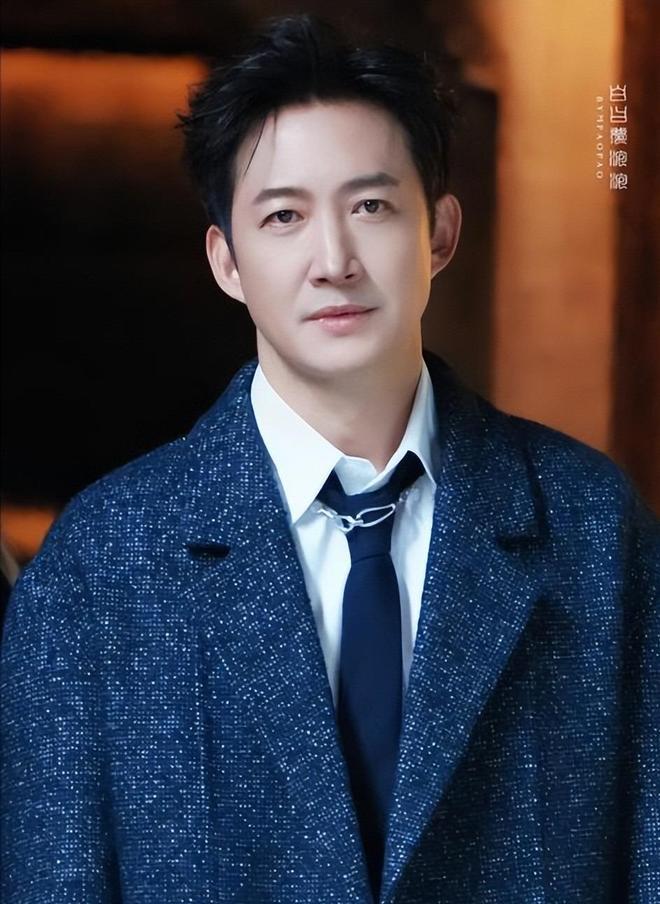 吴启华被传在澳门豪赌输光42亿，但他本人坚决否认，并澄清照片为旧照。郭富城喜讯传