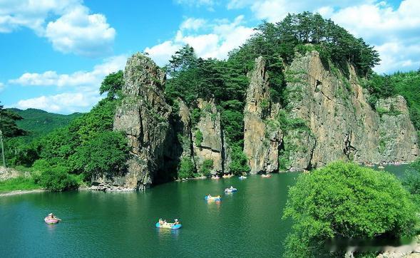 【青山沟】丹东青山沟风景秀丽，水秀山青，气势恢弘，植被多为原始林态，树林葱郁，峡