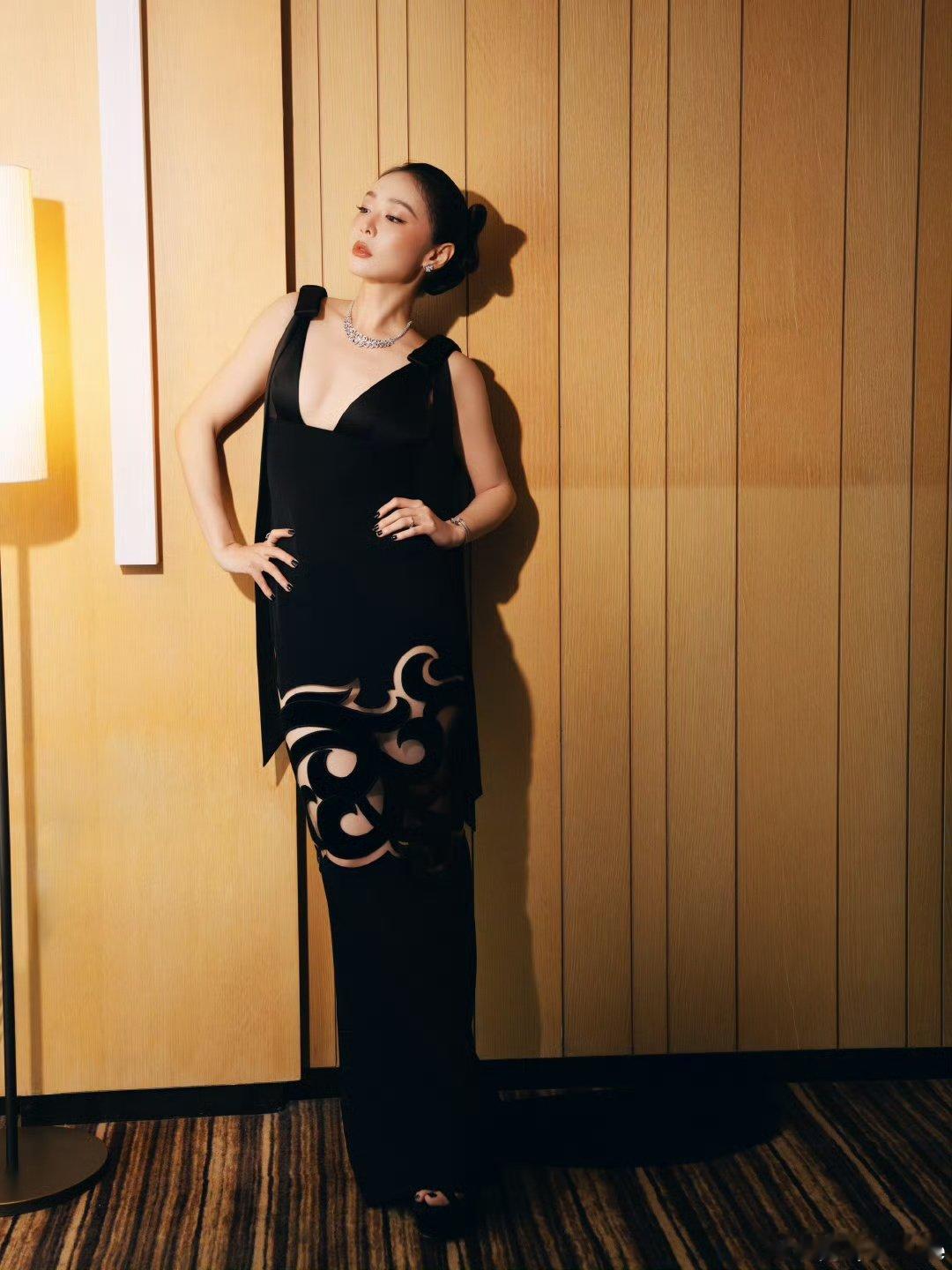 高叶 火急火燎开工了 别人上综艺是营业，高叶是沉浸式打工，小蜜蜂套装一穿，冲就完