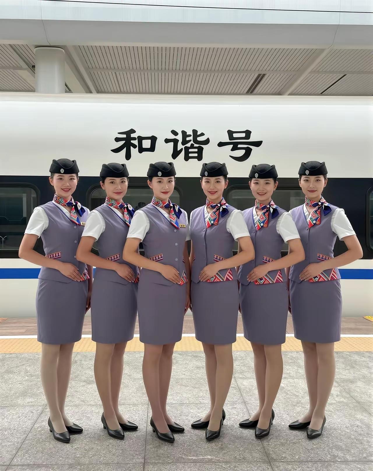最能体现突出的一点就是，高铁的乘务组职员，在选拔人员和制服设计上，都能跟航空空姐