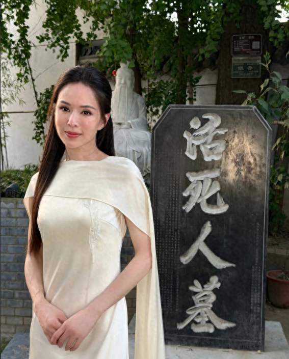 别人出游是打卡，李若彤回终南山，才是真正的“小龙女回家”