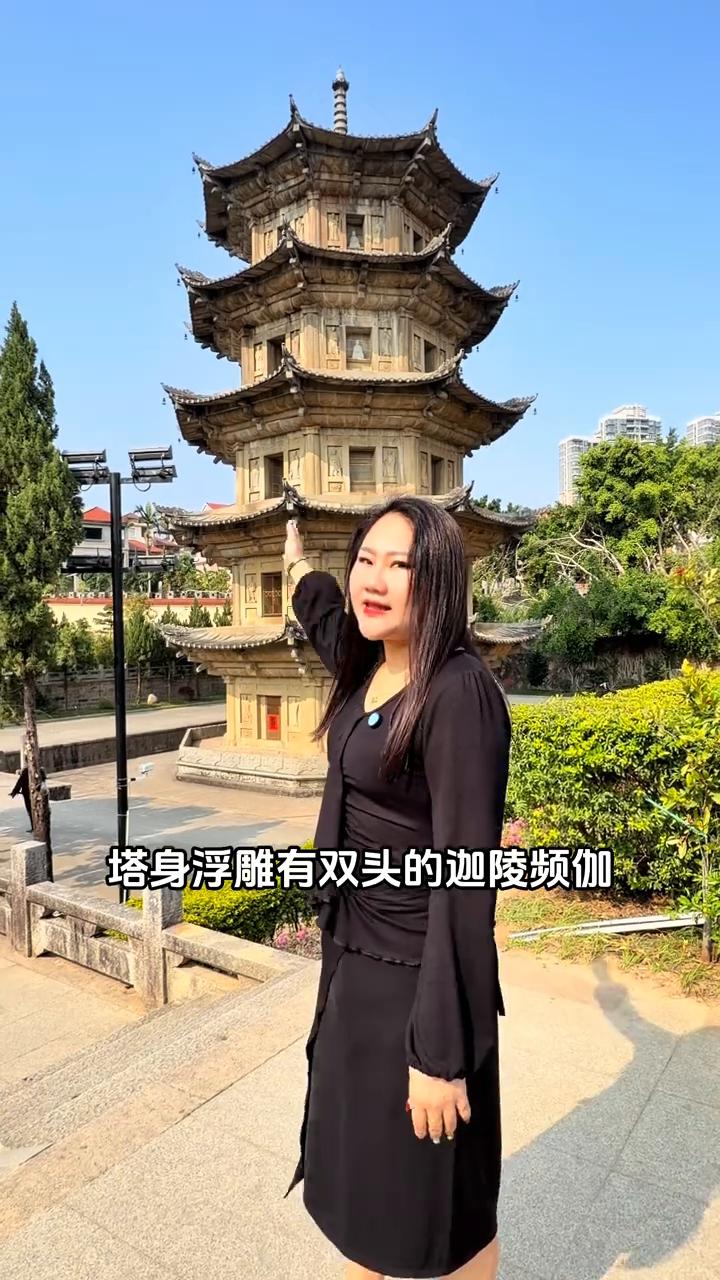 我身后是南山广化寺，它是跟福州古山寺、厦门南普陀寺、泉州开元寺并称为四大丛林。而