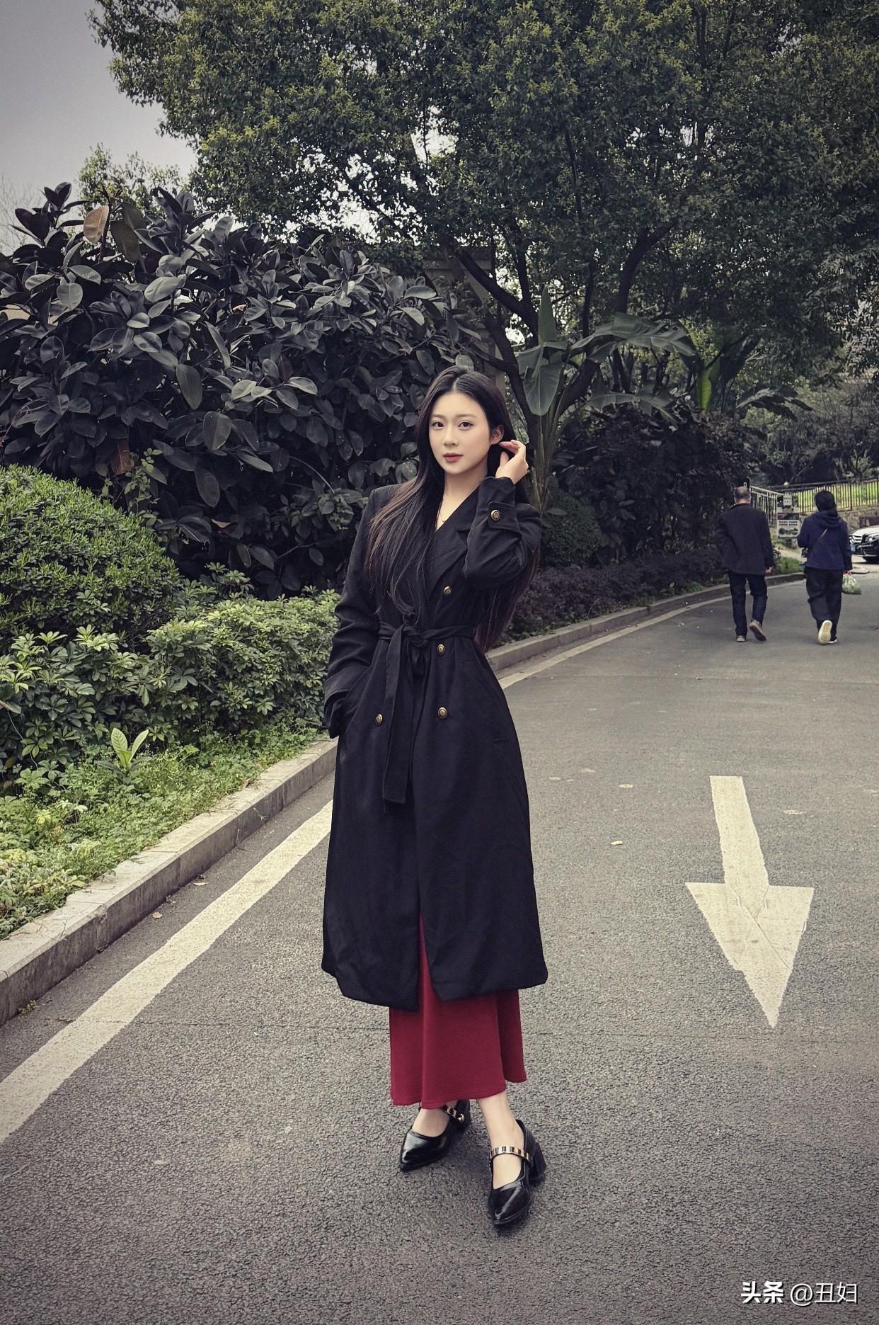 清新脱俗的女孩子是什么样子的呀有着甜美可人的古典气质，眼神清澈，不是那种艳压全场