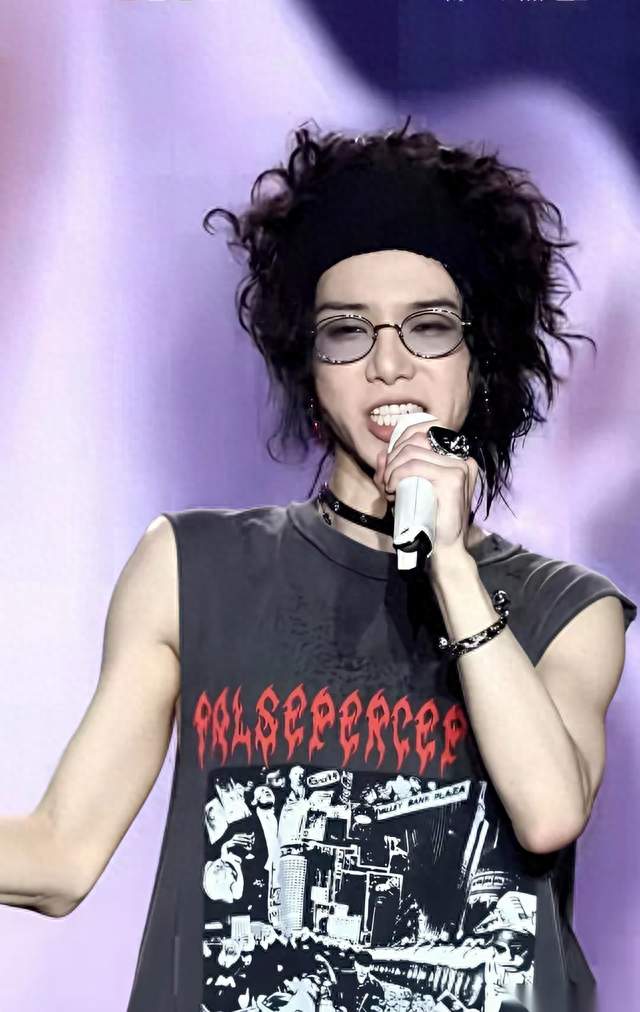 华晨宇36岁暴瘦成纸片！体重不到100斤，照片让人惊讶！