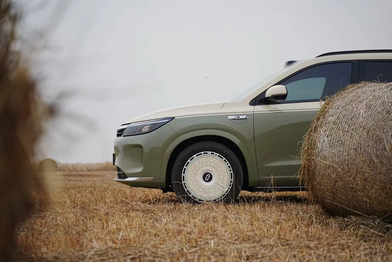 车身色彩跟环境太搭配了！