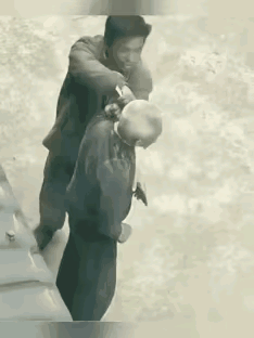 面对如此凶恶的歹徒，民警处置干净利落。
如果在这种情况下，受害人奋起反击，造成犯