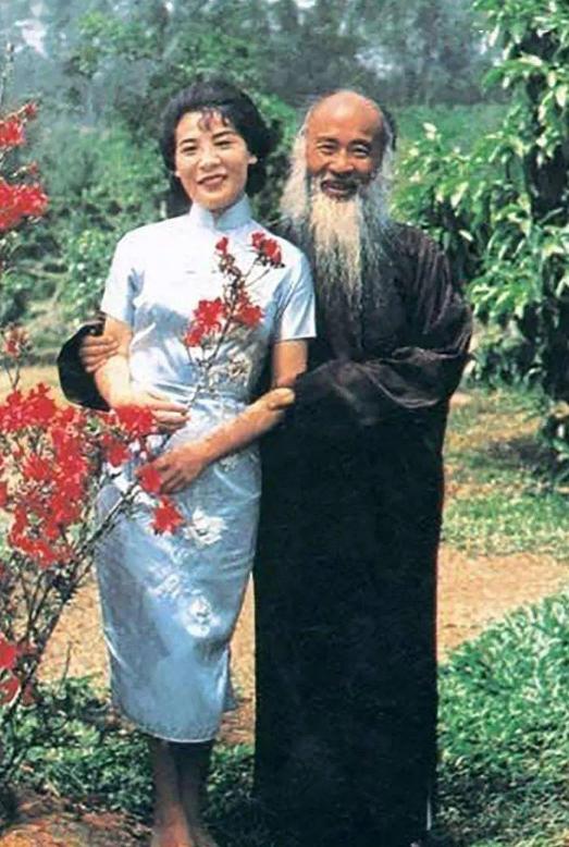 当年，44 岁的张大千收了个 16 岁的女徒弟学画画。没过多长时间，女徒弟就说：