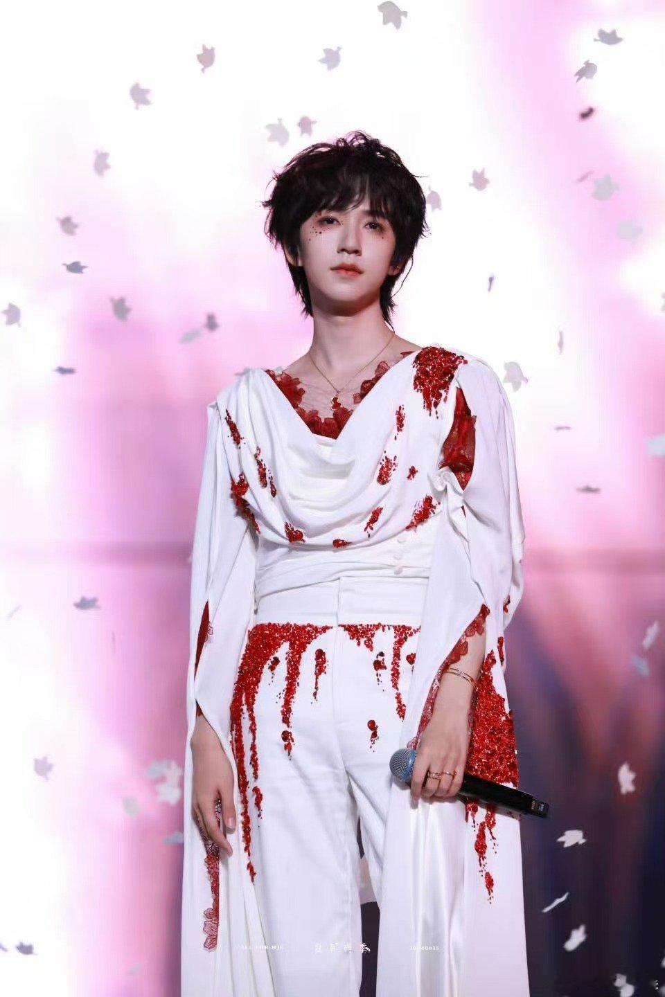 贺峻霖玫瑰荡领贺峻霖荆棘玫瑰贺峻霖荆棘玫瑰，盛放， 