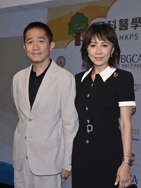梁朝伟捐300万又捐画望支持，未带动老婆捐助