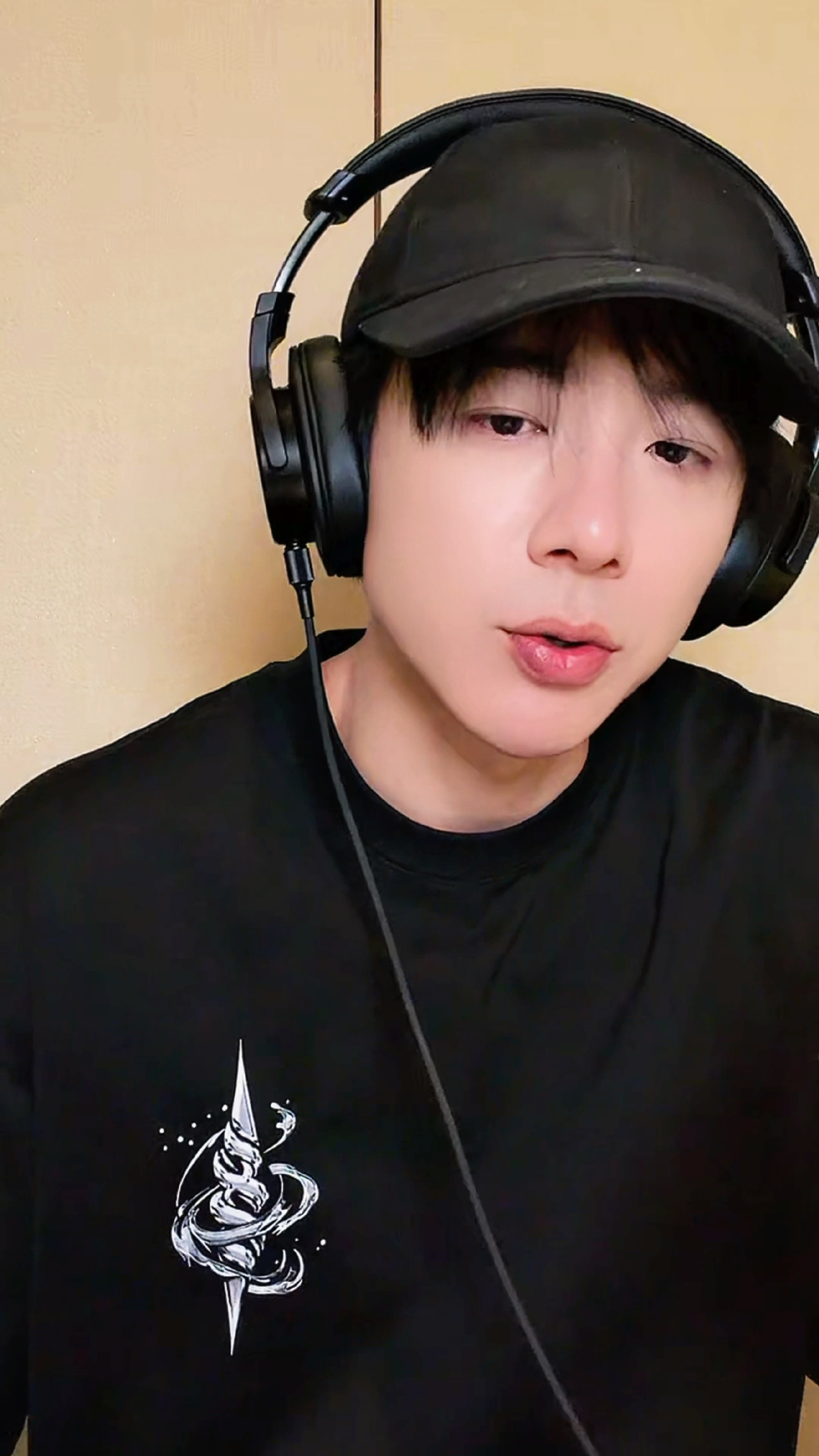刘宇宁新歌我想 🎧腾讯音乐由你榜 | 摩登兄弟老大的👄真好看啊，下嘴唇肉嘟嘟
