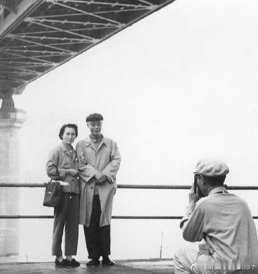 1964年溥仪与夫人参观武汉长江大桥，为其拍照的是弟弟溥杰 