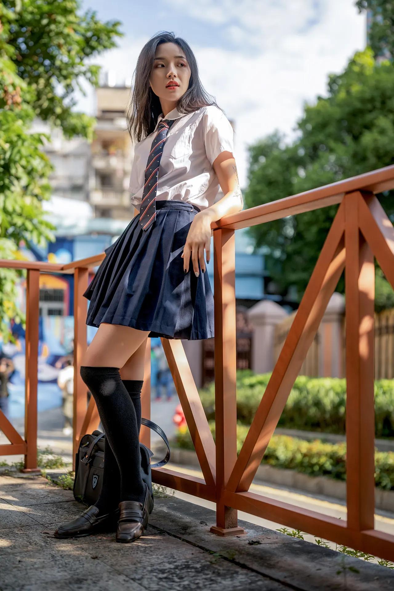 校园风少女，青春洋溢，阳光下的美好时光阳光白裙少女 阳光少女照 甜系少女照 秋日