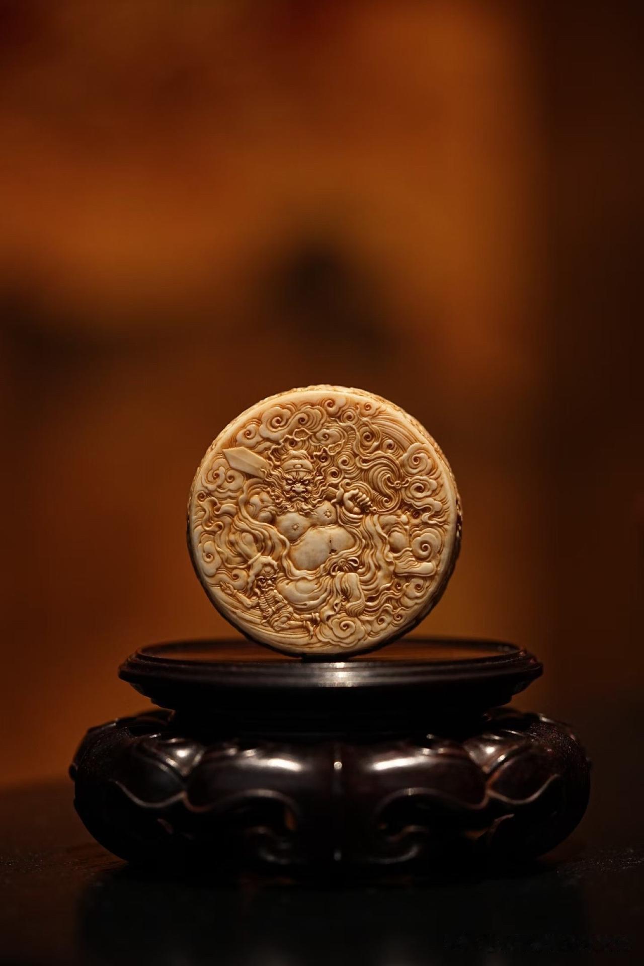 有些作品越小，越能看出真功夫。

方寸之间，钟馗怒目凝神，长须飞扬，云气翻卷环绕