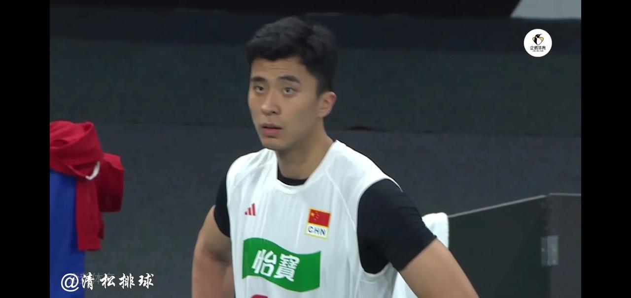 张景胤回归，中国男排3：0大胜墨西哥，迎来了巴黎奥运会预选赛的首胜。
三局比分为