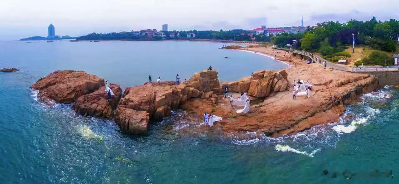 青岛的海是都市文艺风。红瓦绿树配碧海，八大关欧式建筑超有氛围感，栈桥、五四广场打